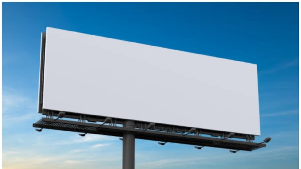 പരസ്യബോർഡ് സ്ഥാപിക്കുന്നതിനിടെ താഴേക്ക് വീണ ലോഹഭാഗം കഴുത്തിൽ പതിച്ചു; കാൽനട യാത്രക്കാരന് ദാരുണാന്ത്യം പരസ്യബോർഡ് സ്ഥാപിക്കുന്നതിനിടെ താഴേക്ക് വീണ ലോഹഭാഗം കഴുത്തിൽ പതിച്ചു; കാൽനട യാത്രക്കാരന് ദാരുണാന്ത്യം