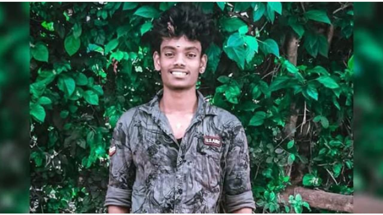 ടൂറിസ്റ്റ് ബസ്സും ബൈക്കും കൂട്ടിയിടിച്ചുണ്ടായ അപകടത്തിൽ യുവാവ് മരിച്ചു; അമ്മയ്ക്ക് പരിക്ക്, സംഭവം പാലക്കാട് 