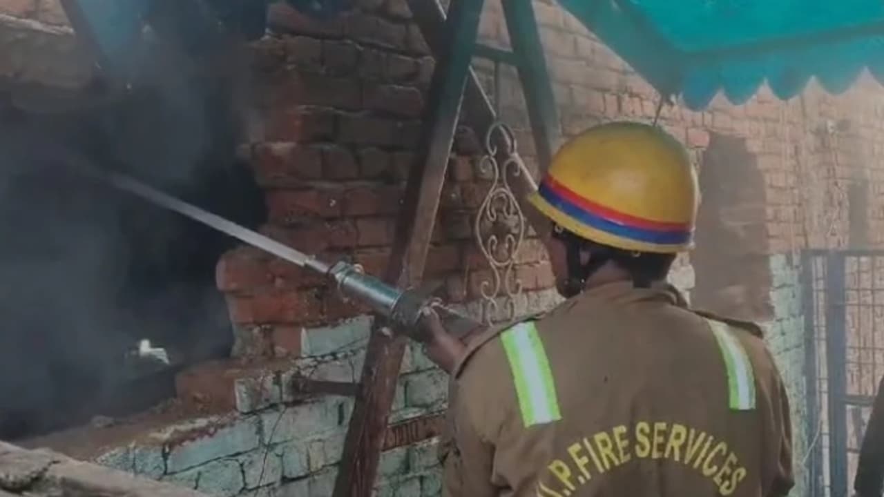 ഉറങ്ങിക്കിടക്കുമ്പോൾ വീടിന് തീപിടിച്ചു; കുട്ടികൾ ഉൾപ്പെടെ ഒരു കുടുംബത്തിലെ നാല് പേർക്ക് ദാരുണാന്ത്യം