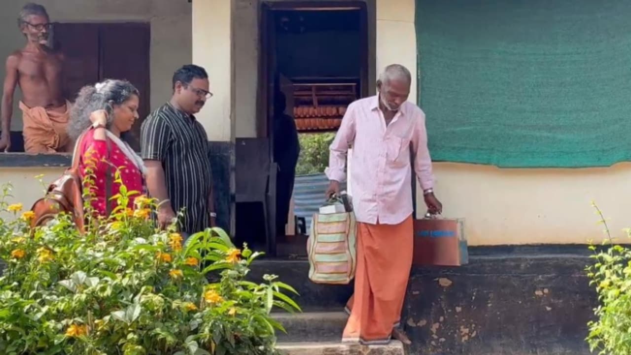 ഇടതു കൈയ്ക്കും കാലിനും തളർച്ച, മൂന്ന് പെൺമക്കളുടെ പിതാവ്; സദാനന്ദന് സംരക്ഷണമായി സാമൂഹ്യനീതി വകുപ്പ് മന്ത്രി ഇടതു കൈയ്ക്കും കാലിനും തളർച്ച, മൂന്ന് പെൺമക്കളുടെ പിതാവ്; സദാനന്ദന് സംരക്ഷണമായി സാമൂഹ്യനീതി വകുപ്പ് മന്ത്രി