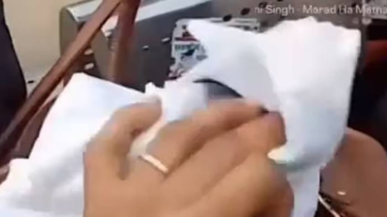 വീഡിയോ കണ്ട് അമ്പരന്നുപോയി, എന്തിനാണിത് ചെയ്യുന്നത്, ട്രെയിനിൽ നിന്നും പുതപ്പുകൾ മോഷ്ടിച്ചു? വീഡിയോ കണ്ട് അമ്പരന്നുപോയി, എന്തിനാണിത് ചെയ്യുന്നത്, ട്രെയിനിൽ നിന്നും പുതപ്പുകൾ മോഷ്ടിച്ചു?