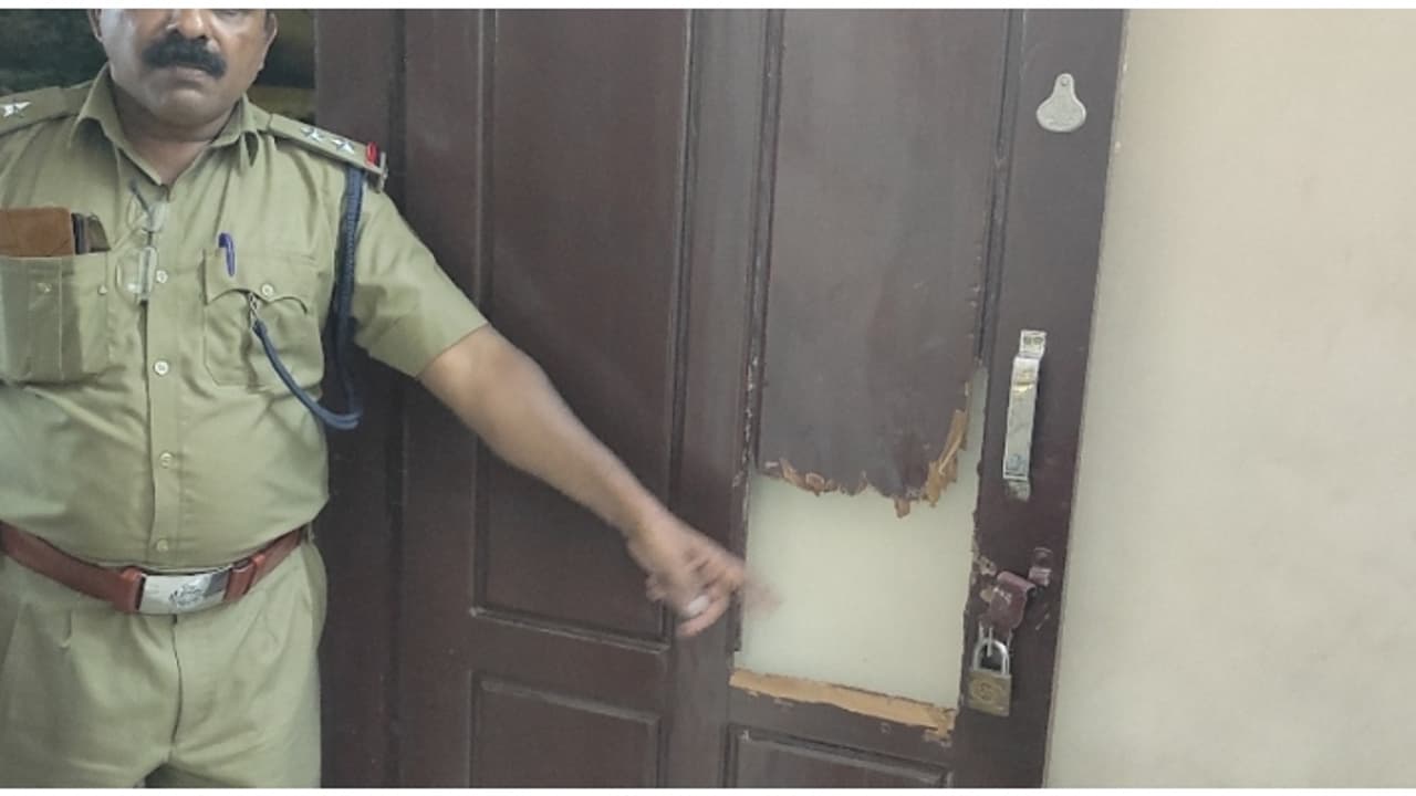 സ്കൂളിന്റെ വാതിൽ മുറിച്ച് അകത്തുകടന്നു, വിലപിടിപ്പുള്ളതൊന്നും നഷ്ടപ്പെട്ടില്ല; പൊലീസിനെ വലച്ച് മോഷണം സ്കൂളിന്റെ വാതിൽ മുറിച്ച് അകത്തുകടന്നു, വിലപിടിപ്പുള്ളതൊന്നും നഷ്ടപ്പെട്ടില്ല; പൊലീസിനെ വലച്ച് മോഷണം
