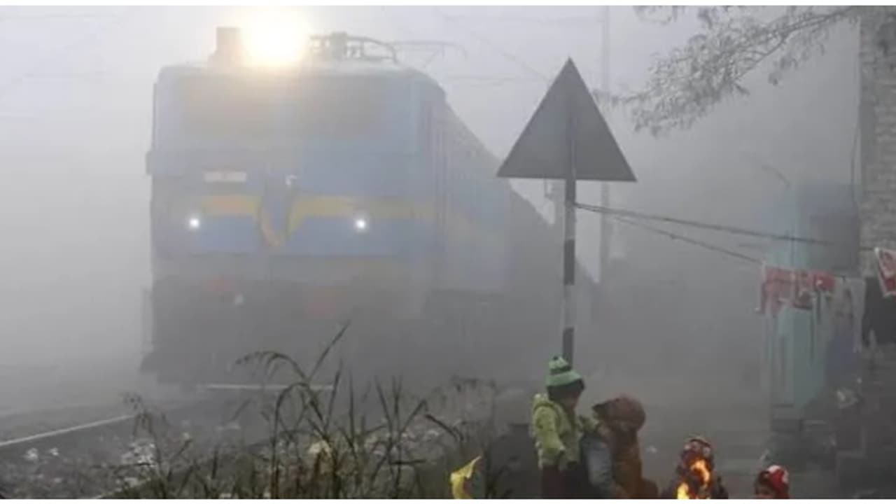 യാത്രക്കാരുടെ ശ്രദ്ധയ്ക്ക്; മൂടൽ മഞ്ഞ് കാരണം ദില്ലിയിൽ 40 ലധികം ട്രെയിനുകൾ വൈകി ഓടുന്നുവെന്ന് റെയിൽവേ യാത്രക്കാരുടെ ശ്രദ്ധയ്ക്ക്; മൂടൽ മഞ്ഞ് കാരണം ദില്ലിയിൽ 40 ലധികം ട്രെയിനുകൾ വൈകി ഓടുന്നുവെന്ന് റെയിൽവേ