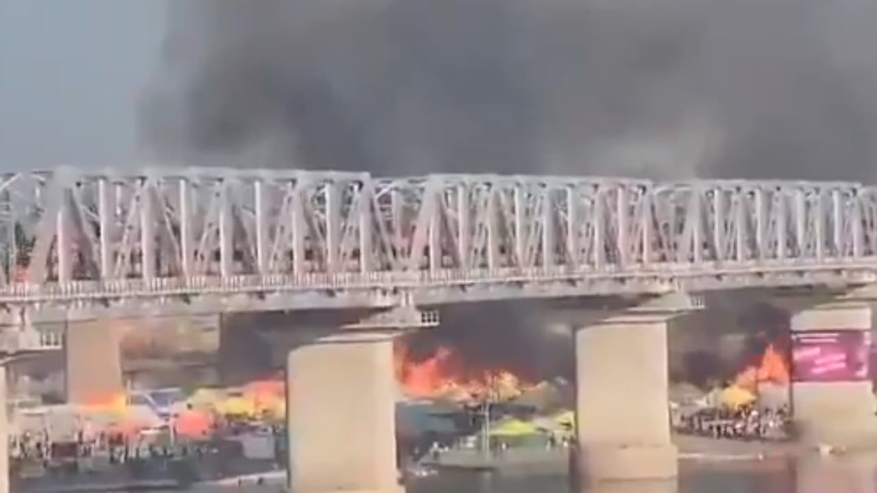 ಮಹಾಕುಂಭ ಮೇಳದಲ್ಲಿ ಬೆಂಕಿ ಅವಘಡ, ಸಿಎಂ ಯೋಗಿಗೆ ಕರೆ ಮಾಡಿ ಮಾಹಿತಿ ಪಡೆದ ಮೋದಿ ಮಹಾಕುಂಭ ಮೇಳದಲ್ಲಿ ಬೆಂಕಿ ಅವಘಡ, ಸಿಎಂ ಯೋಗಿಗೆ ಕರೆ ಮಾಡಿ ಮಾಹಿತಿ ಪಡೆದ ಮೋದಿ