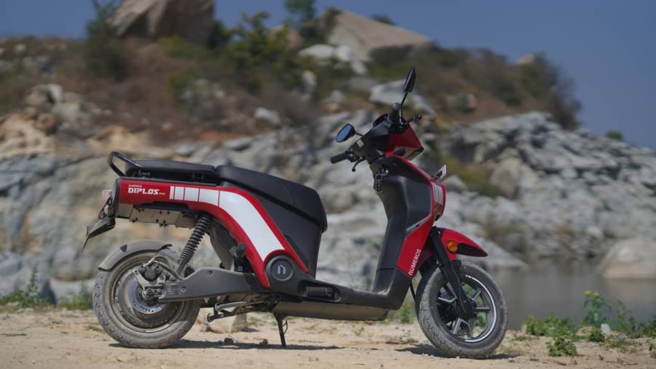 ഒറ്റ ചാർജ്ജിൽ 140 കിമി വരെ പോകും, മോഷ്ടിക്കുന്നവർക്ക് എട്ടിന്റെ പണിയും കൊടുക്കും ഈ സ്കൂട്ടർ! ഒറ്റ ചാർജ്ജിൽ 140 കിമി വരെ പോകും, മോഷ്ടിക്കുന്നവർക്ക് എട്ടിന്റെ പണിയും കൊടുക്കും ഈ സ്കൂട്ടർ!