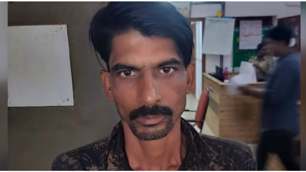 കോട്ടയം റെയിൽവേ സ്റ്റേഷനിൽ ഇതര സംസ്ഥാന തൊഴിലാളി; പരിശോധനയിൽ ടിക്കറ്റില്ല, ചോദ്യം ചെയ്തതോടെ ഐ ഫോൺ പിടിച്ചു കോട്ടയം റെയിൽവേ സ്റ്റേഷനിൽ ഇതര സംസ്ഥാന തൊഴിലാളി; പരിശോധനയിൽ ടിക്കറ്റില്ല, ചോദ്യം ചെയ്തതോടെ ഐ ഫോൺ പിടിച്ചു