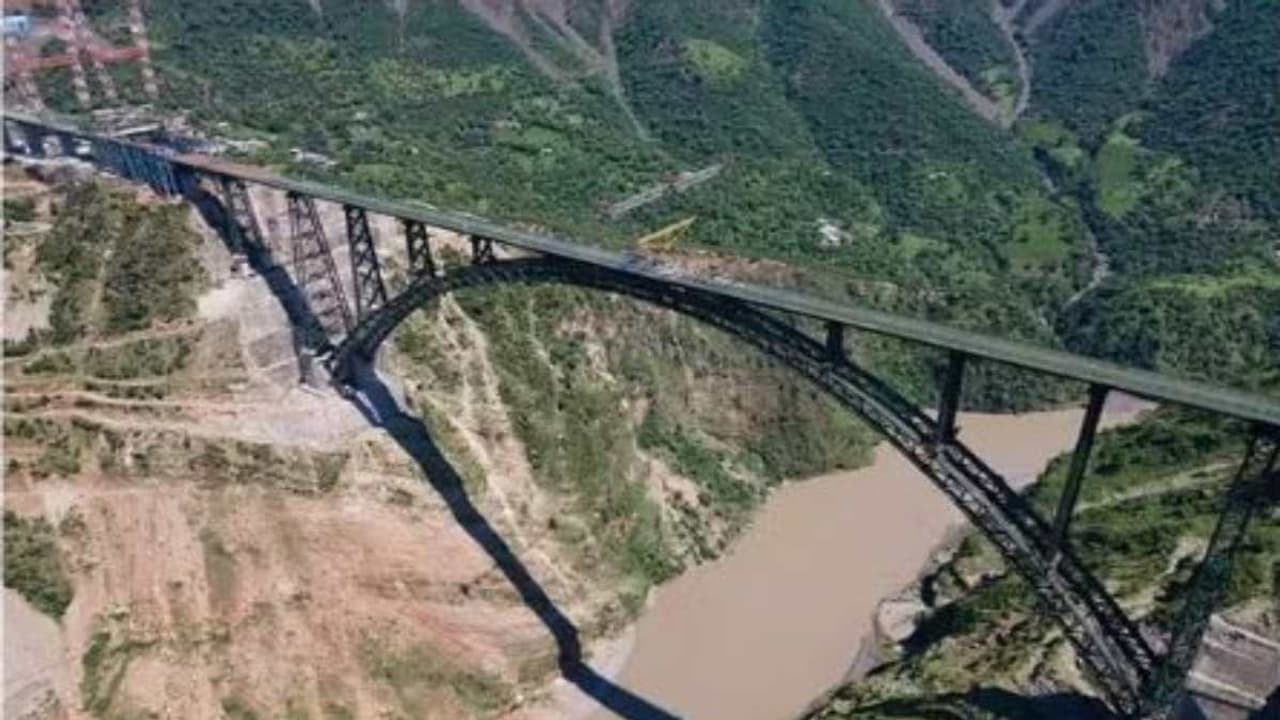 111 கி.மீ சுரங்கப்பாதை; ஈபிள் டவரை விட உயரமான பாலம்; அழகான ஜம்மு ஸ்ரீநகர் ரயில் பாதை ரெடி! 111 கி.மீ சுரங்கப்பாதை; ஈபிள் டவரை விட உயரமான பாலம்; அழகான ஜம்மு ஸ்ரீநகர் ரயில் பாதை ரெடி!