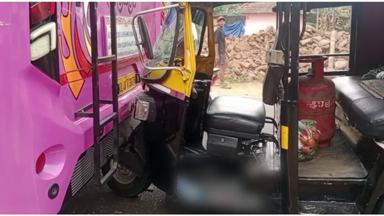 തൃശൂരിൽ സ്വകാര്യ ബസിന്റെ പിറകിൽ ഓട്ടോറിക്ഷ ഇടിച്ചു; ഡ്രൈവർക്കും യാത്രക്കാരിക്കും പരിക്കേറ്റു