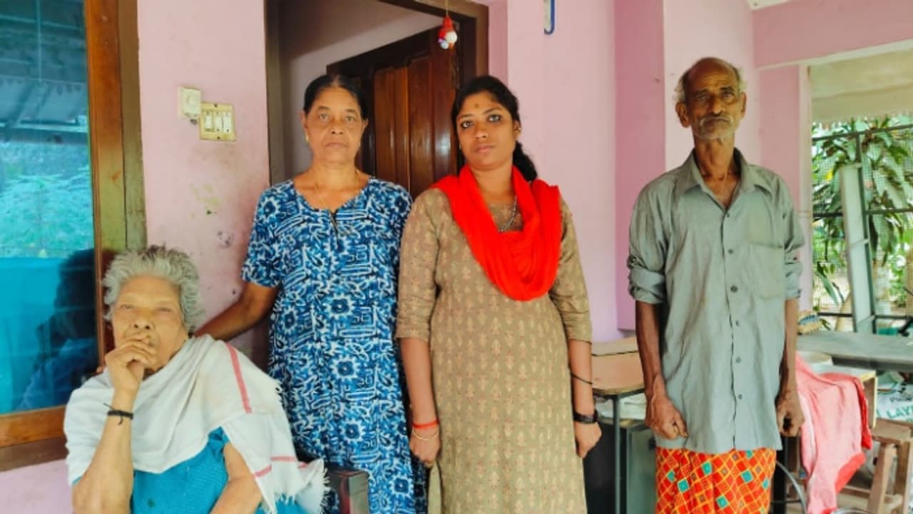 വിടാതെ പിന്തുടരുന്ന രോഗങ്ങള്, വായ്പാ തിരിച്ചടവും മുടങ്ങി; സുമനസുകളുടെ സഹായം തേടി ഏഴംഗ കുടുംബം വിടാതെ പിന്തുടരുന്ന രോഗങ്ങള്, വായ്പാ തിരിച്ചടവും മുടങ്ങി; സുമനസുകളുടെ സഹായം തേടി ഏഴംഗ കുടുംബം