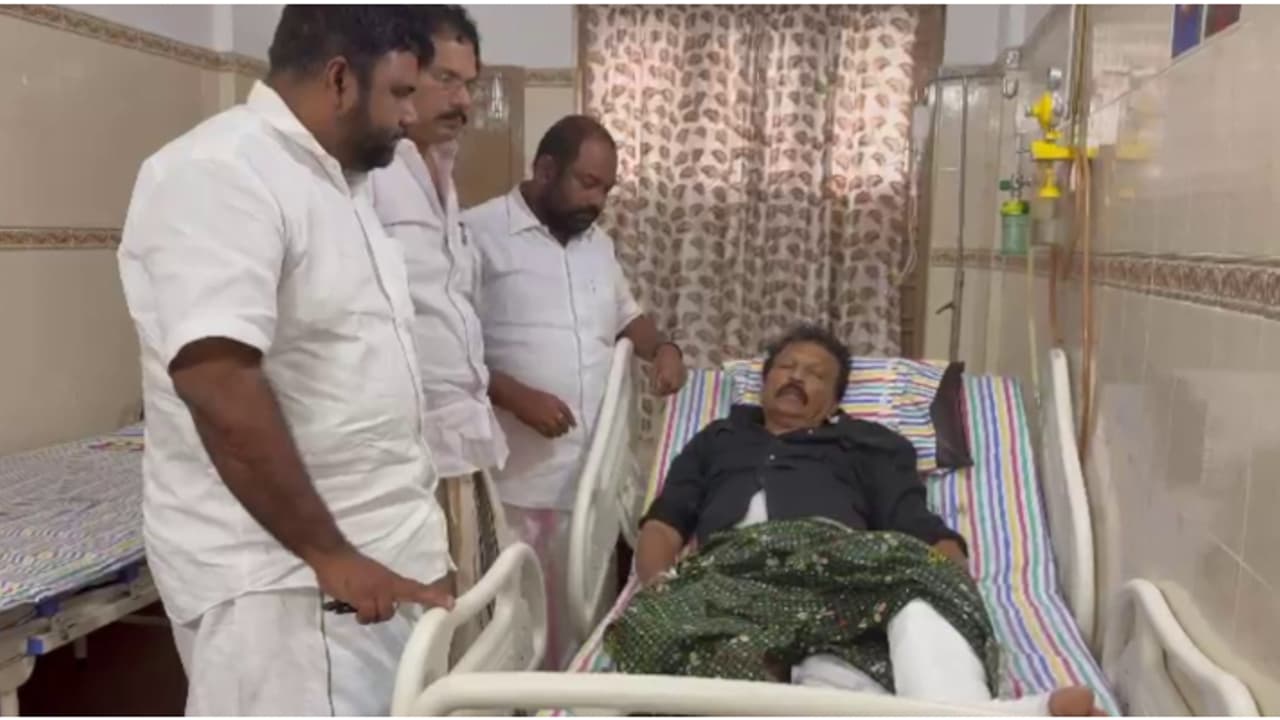 കോൺ​ഗ്രസ് നേതാവ് പിവി മോഹനൻ സഞ്ചരിച്ച കാർ അപകടത്തിൽപെട്ടു; നിയന്ത്രണം വിട്ട് മതിലിൽ ഇടിച്ചു, ആശുപത്രിയിൽ