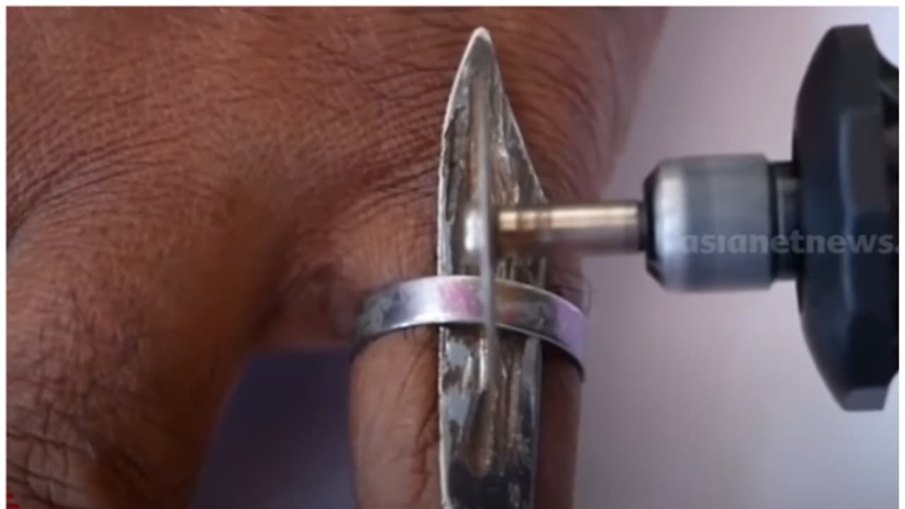 കുടുങ്ങി പെട്ടുപോയവർ നിരവധി, ഇത് ഒഴിവാക്കുന്നതാണ് നല്ലത്; മോതിരവുമായി ഫയർ സ്റ്റേഷനുകളിലെത്തുന്നത് നിരവധിപ്പേർ കുടുങ്ങി പെട്ടുപോയവർ നിരവധി, ഇത് ഒഴിവാക്കുന്നതാണ് നല്ലത്; മോതിരവുമായി ഫയർ സ്റ്റേഷനുകളിലെത്തുന്നത് നിരവധിപ്പേർ