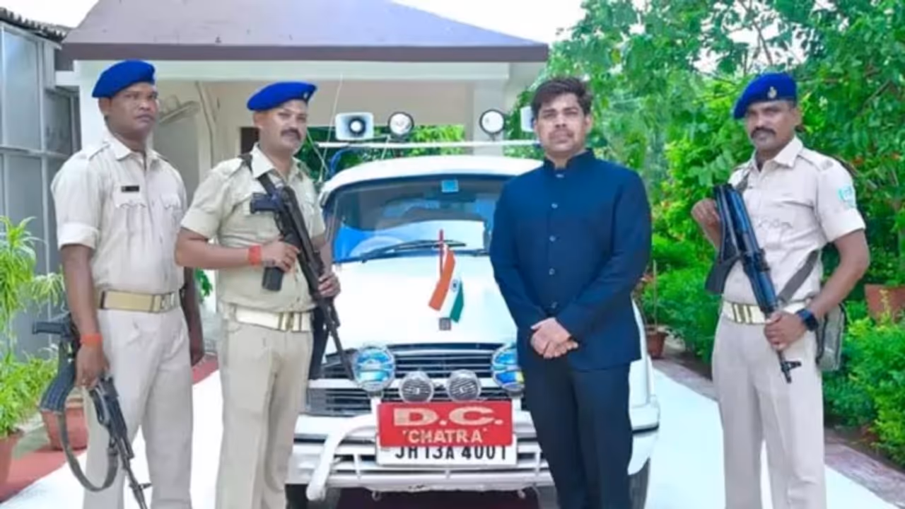 कभी मां के साथ बेचीं चूड़ियां, आज हैं IAS अफसर, गजब है रमेश घोलप की सक्सेस स्टोरी