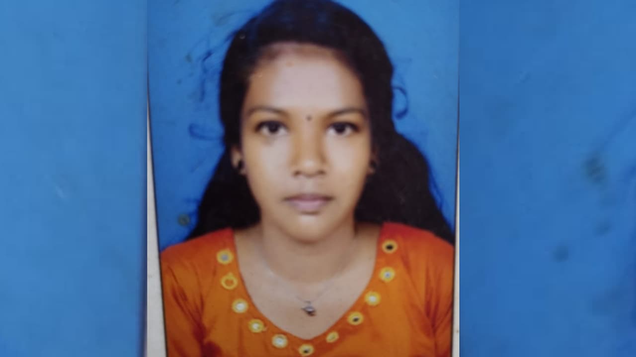 കൊല്ലത്ത് യുവതി വീട്ടിനുള്ളിൽ മരിച്ച നിലയിൽ കൊല്ലത്ത് യുവതി വീട്ടിനുള്ളിൽ മരിച്ച നിലയിൽ