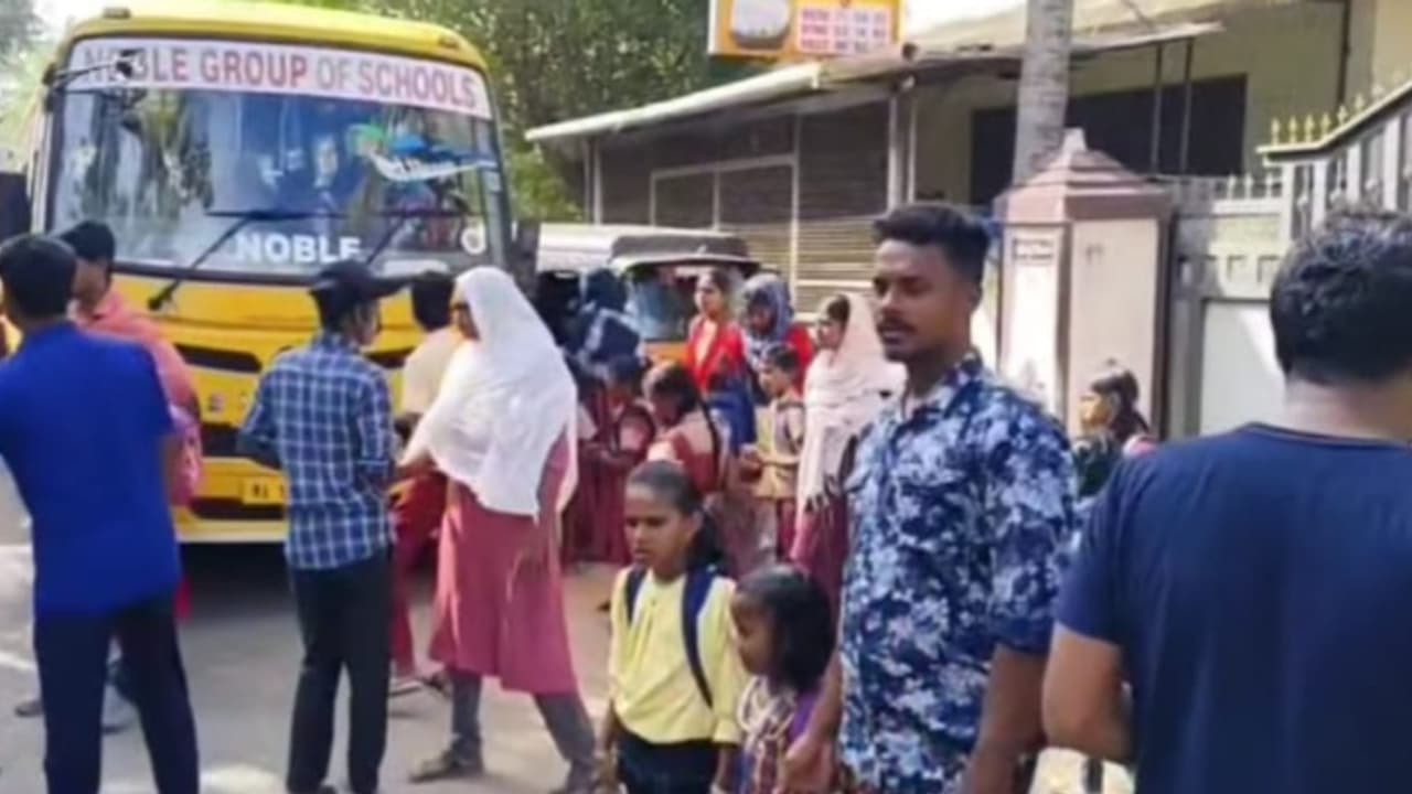 അറുപതോളം വിദ്യാർഥികളെ കുത്തിനിറച്ച് സ്കൂൾ ബസ് സർവീസ്, പെരുമാതുറയിൽ വാഹനം തടഞ്ഞ് നാട്ടുകാർ അറുപതോളം വിദ്യാർഥികളെ കുത്തിനിറച്ച് സ്കൂൾ ബസ് സർവീസ്, പെരുമാതുറയിൽ വാഹനം തടഞ്ഞ് നാട്ടുകാർ