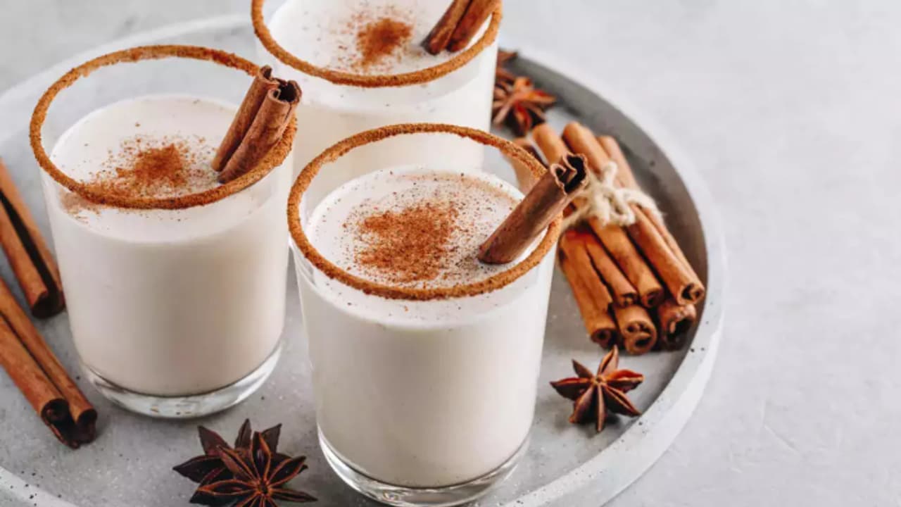 പാലില് കറുവപ്പട്ട ചേര്ത്ത് രാത്രി കുടിക്കൂ; അറിയാം ഗുണങ്ങള് പാലില് കറുവപ്പട്ട ചേര്ത്ത് രാത്രി കുടിക്കൂ; അറിയാം ഗുണങ്ങള്