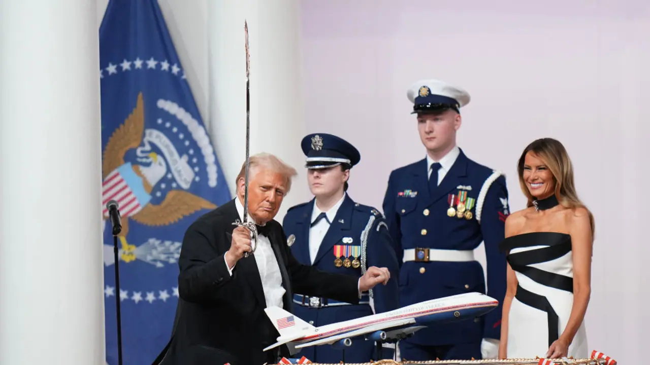 സ്ഥാനാരോഹണ ചടങ്ങിന് ശേഷം വാളുകൊണ്ട് കേക്ക് മുറിച്ച് ട്രംപ്, പിന്നാലെ മെലാനിയക്കൊപ്പം നൃത്തച്ചുവടുകൾ വീഡിയോ