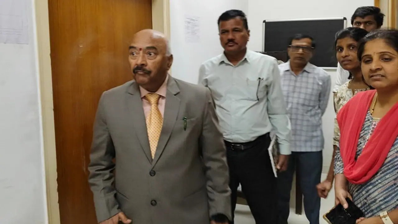 ಫೋನ್ಪೇನಲ್ಲಿ ಲಂಚ ಪಡೆದವರ ಮೇಲೆ ಲೋಕಾಯುಕ್ತ ದಾಳಿ: ಬ್ರಹ್ಮಾಂಡ ಭ್ರಷ್ಟಾಚಾರ ಬಯಲು! ಫೋನ್ಪೇನಲ್ಲಿ ಲಂಚ ಪಡೆದವರ ಮೇಲೆ ಲೋಕಾಯುಕ್ತ ದಾಳಿ: ಬ್ರಹ್ಮಾಂಡ ಭ್ರಷ್ಟಾಚಾರ ಬಯಲು!