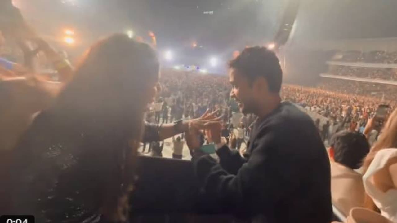 ഇത് ആരും കൊതിച്ചുപോകുന്ന സ്വപ്നനിമിഷം; യുവതിയെ ഞെട്ടിച്ച് കാമുകൻ, കോൾഡ് പ്ലേ കൺസേർട്ടിനിടെ വിവാഹാഭ്യർത്ഥന ഇത് ആരും കൊതിച്ചുപോകുന്ന സ്വപ്നനിമിഷം; യുവതിയെ ഞെട്ടിച്ച് കാമുകൻ, കോൾഡ് പ്ലേ കൺസേർട്ടിനിടെ വിവാഹാഭ്യർത്ഥന