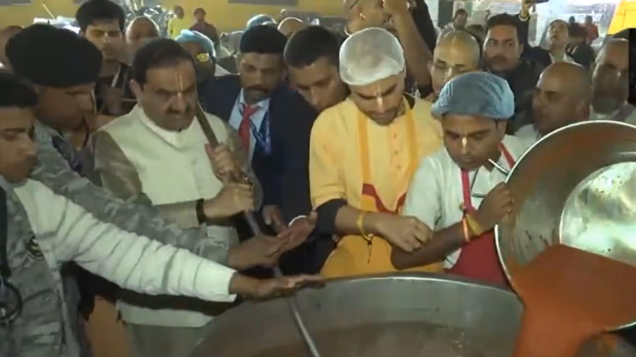 Gautam Adani offers 'seva' at ISKCON camp at Mahakumbh Mela in Prayagraj (WATCH) Gautam Adani offers 'seva' at ISKCON camp at Mahakumbh Mela in Prayagraj (WATCH)