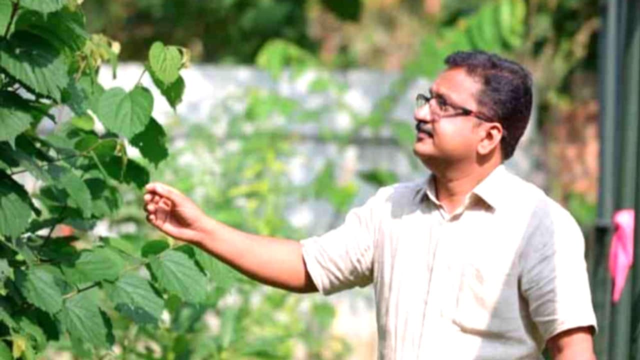 കുട്ടികളുടെ അധ്യാപകൻ, പ്രകൃതിയുടെ സ്വന്തം മനുഷ്യൻ; 76 ാം റിപ്പബ്ലിക് ദിന പരേഡിലേക്ക് ക്ഷണം ലഭിച്ച മലയാളി കുട്ടികളുടെ അധ്യാപകൻ, പ്രകൃതിയുടെ സ്വന്തം മനുഷ്യൻ; 76 ാം റിപ്പബ്ലിക് ദിന പരേഡിലേക്ക് ക്ഷണം ലഭിച്ച മലയാളി