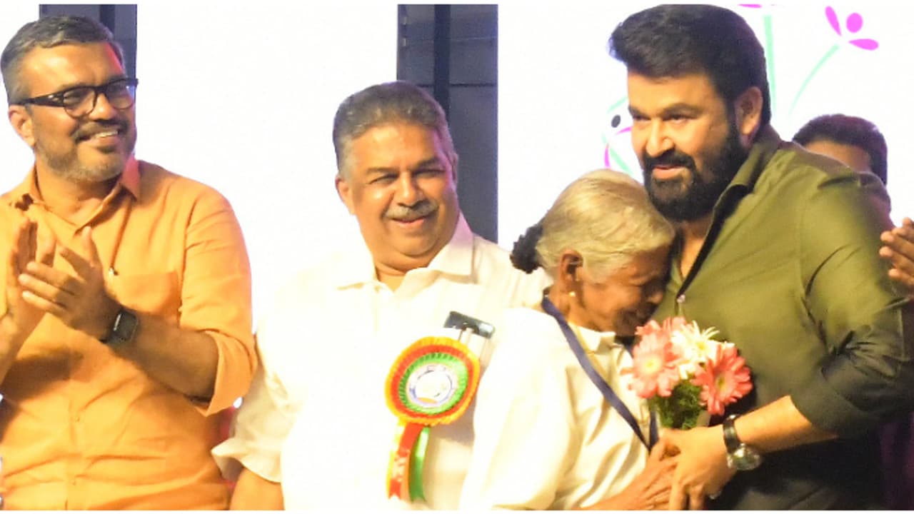 പൊന്നമ്മച്ചേച്ചിക്ക് അടക്കാനാവാത്ത സന്തോഷം, മുന്നിൽ അതാ സാക്ഷാൽ മോഹൻലാൽ; പൂച്ചെണ്ട് വാങ്ങി ചേര്‍ത്ത് നിർത്തി