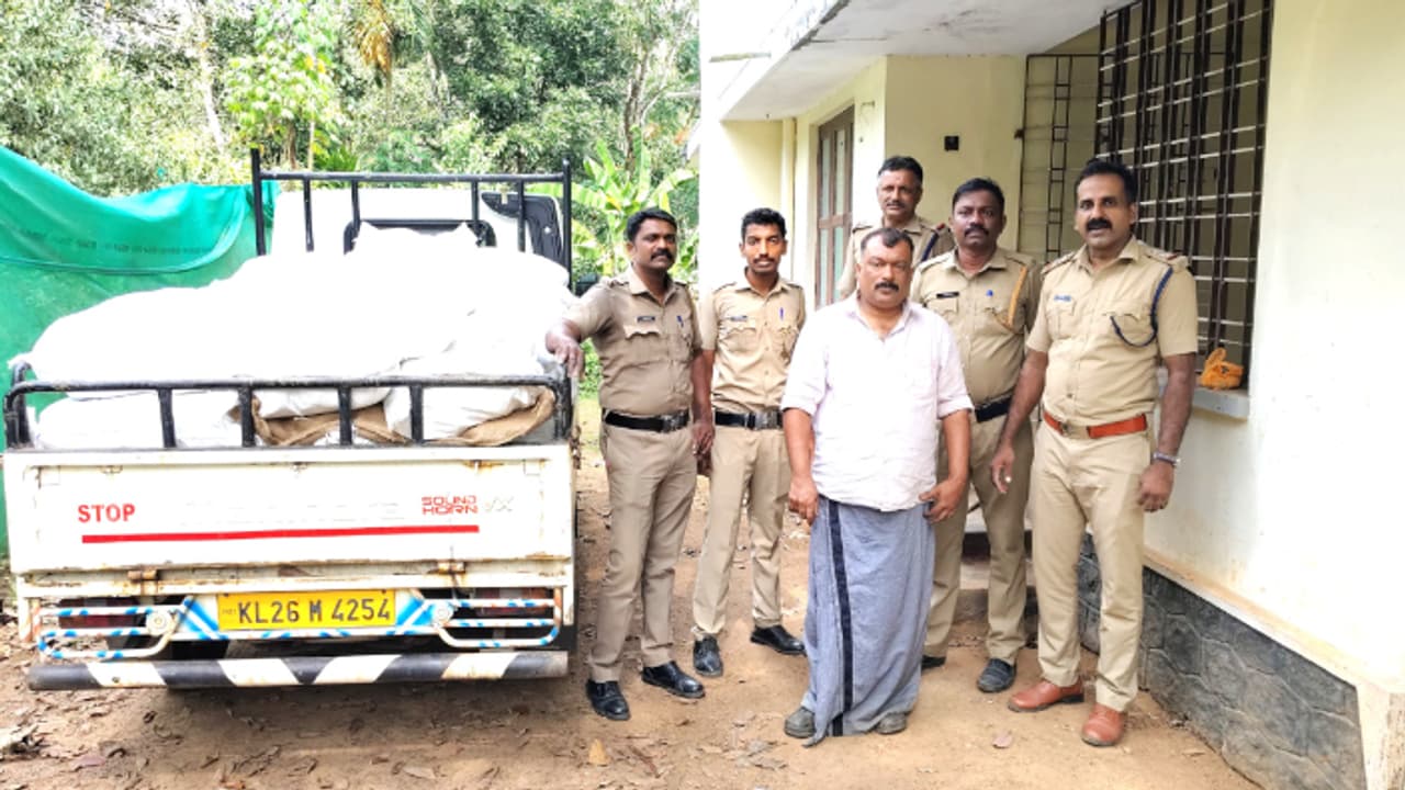 സ്കൂളിനോട് ചേർന്ന് വലിയ വാടക വീട്, ഉള്ളിൽ നടക്കുന്നത് വേറെ, 50 ചാക്ക് ഹാൻസ്; കയ്യോടെ പിടികൂടി പൊലീസ് 