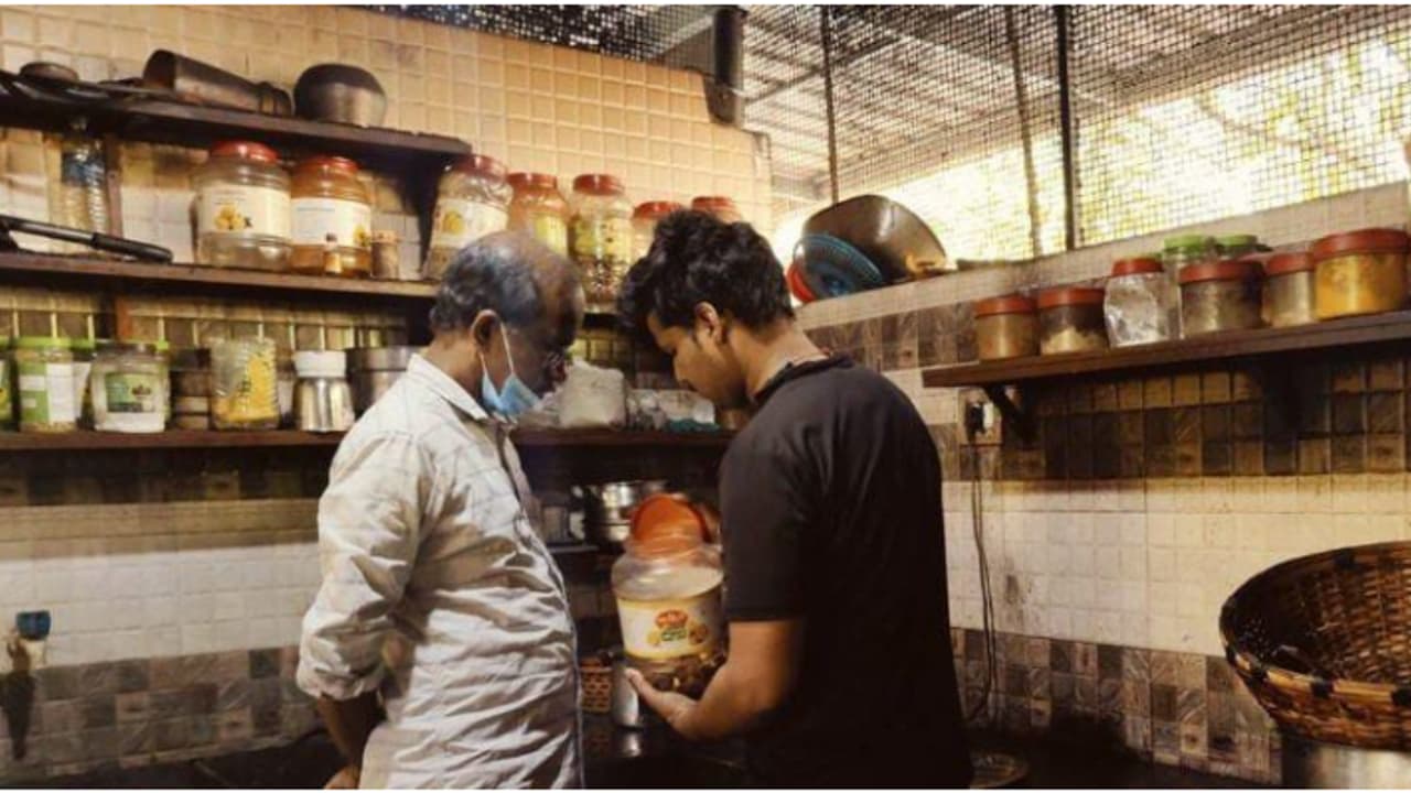 വൃത്തിഹീനമായ സാഹചര്യവും പഴകിയ ഭക്ഷണവും; കയ്പമംഗലത്ത് സ്കൂൾ പരിസരത്തുള്ള ഹോട്ടൽ അടപ്പിച്ചു വൃത്തിഹീനമായ സാഹചര്യവും പഴകിയ ഭക്ഷണവും; കയ്പമംഗലത്ത് സ്കൂൾ പരിസരത്തുള്ള ഹോട്ടൽ അടപ്പിച്ചു