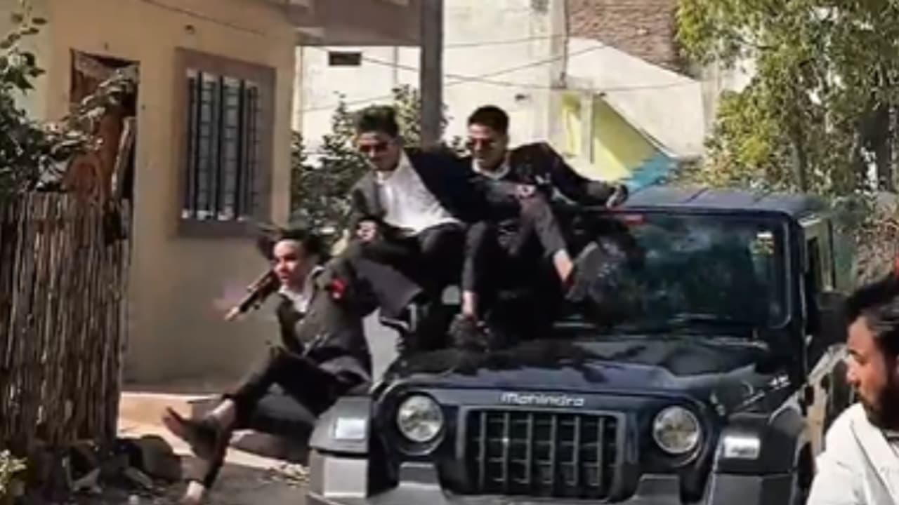 ഥാറിന്റെ മുകളിൽ ഇരുന്ന് സാഹസിക യാത്ര; കോളേജിലേക്ക് 'മാസ്സ് എൻട്രി' കാണിക്കാൻ പോയവർ ഒടുവിൽ ദേ കിടക്കുന്നു റോഡിൽ ഥാറിന്റെ മുകളിൽ ഇരുന്ന് സാഹസിക യാത്ര; കോളേജിലേക്ക് 'മാസ്സ് എൻട്രി' കാണിക്കാൻ പോയവർ ഒടുവിൽ ദേ കിടക്കുന്നു റോഡിൽ