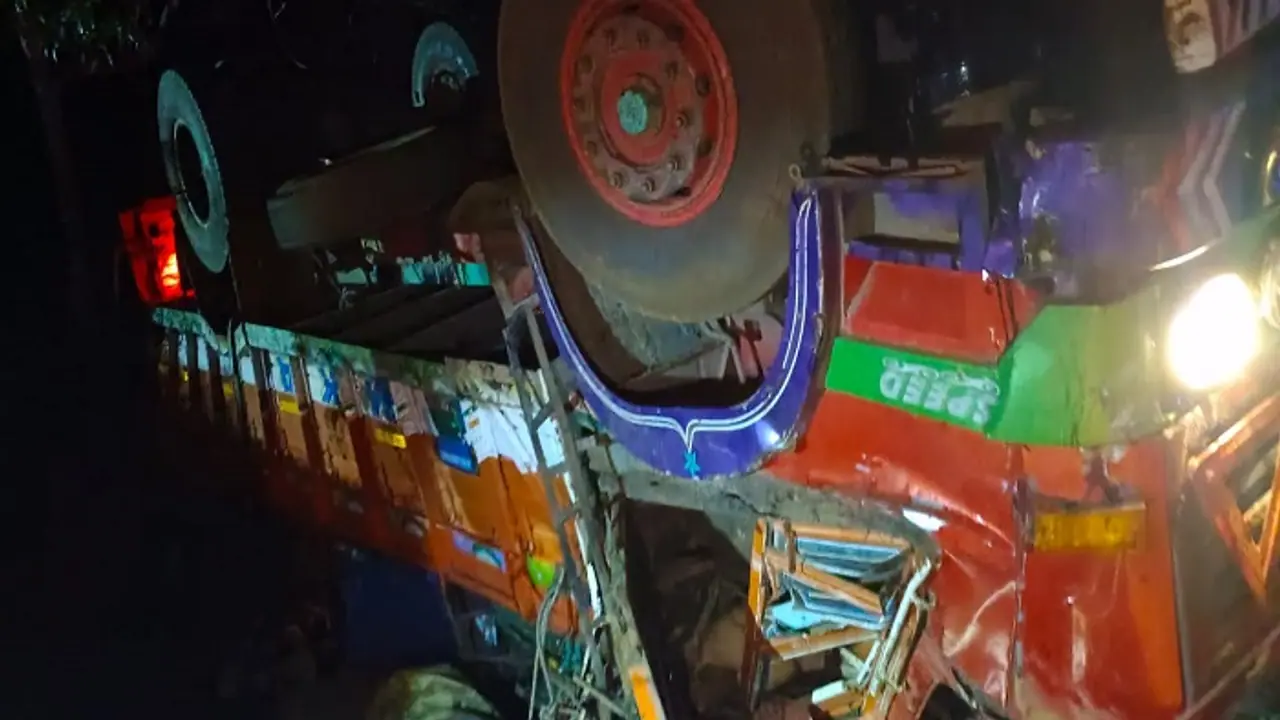 ಉತ್ತರ ಕನ್ನಡ: ಯಲ್ಲಾಪುರ ಬಳಿ ಬೆಳ್ಳಂಬೆಳಗ್ಗೆ ಜವರಾಯನ ಅಟ್ಟಹಾಸ, ಲಾರಿ ಪಲ್ಟಿಯಾಗಿ 10 ಮಂದಿ ದುರ್ಮರಣ 