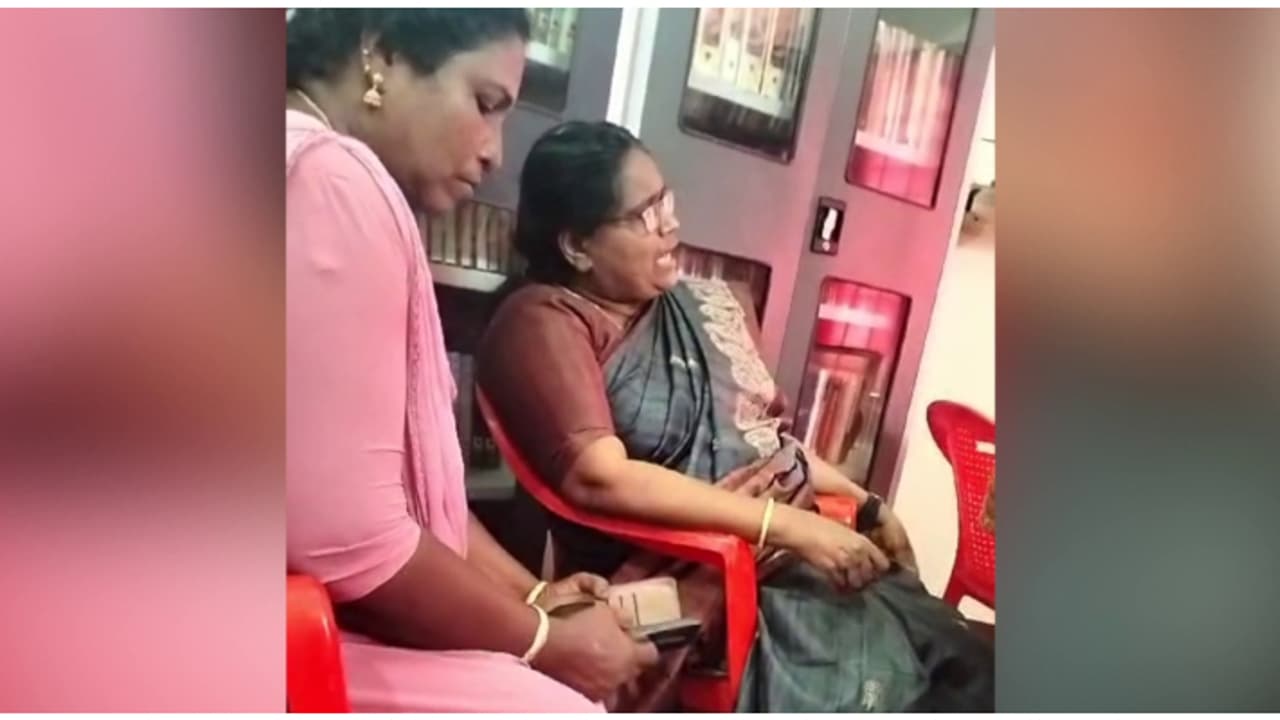 'പ്രതിസന്ധിഘട്ടത്തിൽ സിപിഎം കൂടെ നിന്നില്ല'; കലാ രാജു പാർട്ടി ഓഫീസിലെത്തിയ ദൃശ്യങ്ങൾ പുറത്തുവിട്ട് സിപിഎം 'പ്രതിസന്ധിഘട്ടത്തിൽ സിപിഎം കൂടെ നിന്നില്ല'; കലാ രാജു പാർട്ടി ഓഫീസിലെത്തിയ ദൃശ്യങ്ങൾ പുറത്തുവിട്ട് സിപിഎം