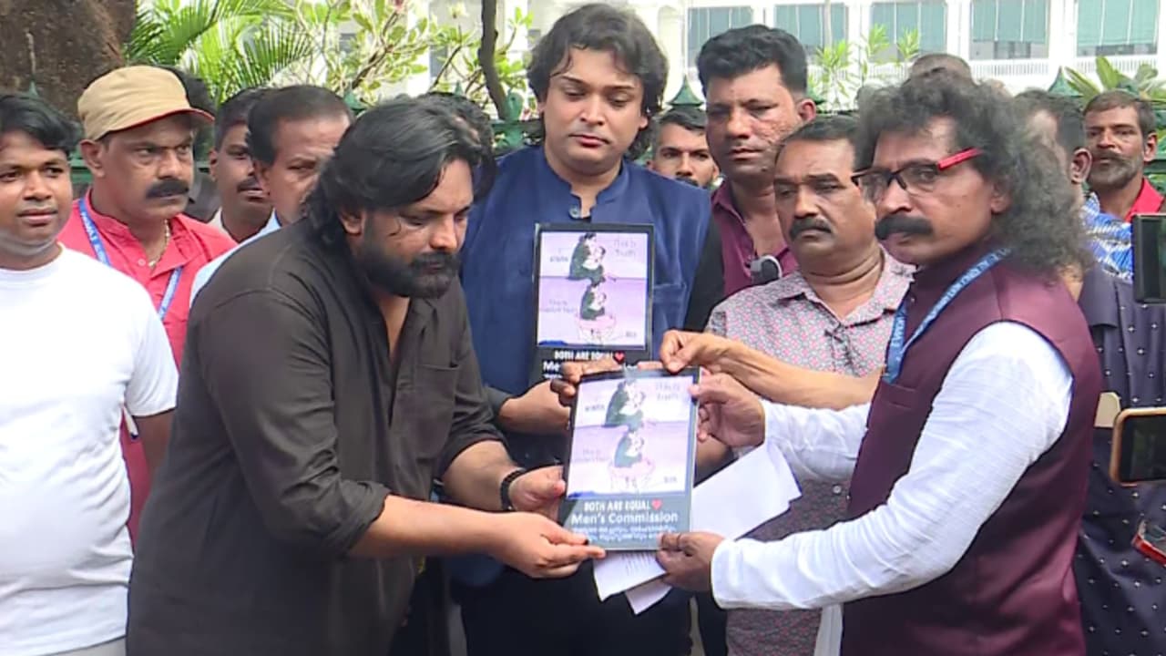 ഗ്രീഷ്മക്ക് വധശിക്ഷ; ജഡ്ജിയുടെ കട്ട്ഔട്ടിൽ പാലഭിഷേകം നടത്താൻ ശ്രമം, കേരള മെൻസ് അസോസിയേഷൻ പ്രവർത്തകരെ തടഞ്ഞു ഗ്രീഷ്മക്ക് വധശിക്ഷ; ജഡ്ജിയുടെ കട്ട്ഔട്ടിൽ പാലഭിഷേകം നടത്താൻ ശ്രമം, കേരള മെൻസ് അസോസിയേഷൻ പ്രവർത്തകരെ തടഞ്ഞു