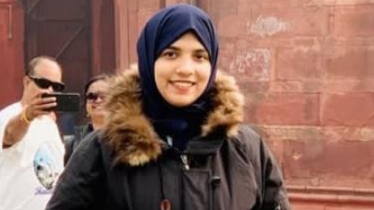 നാദാപുരത്ത് ഭർതൃവീട്ടിൽ നിന്ന് സ്വന്തം വീട്ടിലെത്തിയ യുവതിയെ വീടിനുള്ളിൽ മരിച്ച നിലയിൽ കണ്ടെത്തി നാദാപുരത്ത് ഭർതൃവീട്ടിൽ നിന്ന് സ്വന്തം വീട്ടിലെത്തിയ യുവതിയെ വീടിനുള്ളിൽ മരിച്ച നിലയിൽ കണ്ടെത്തി