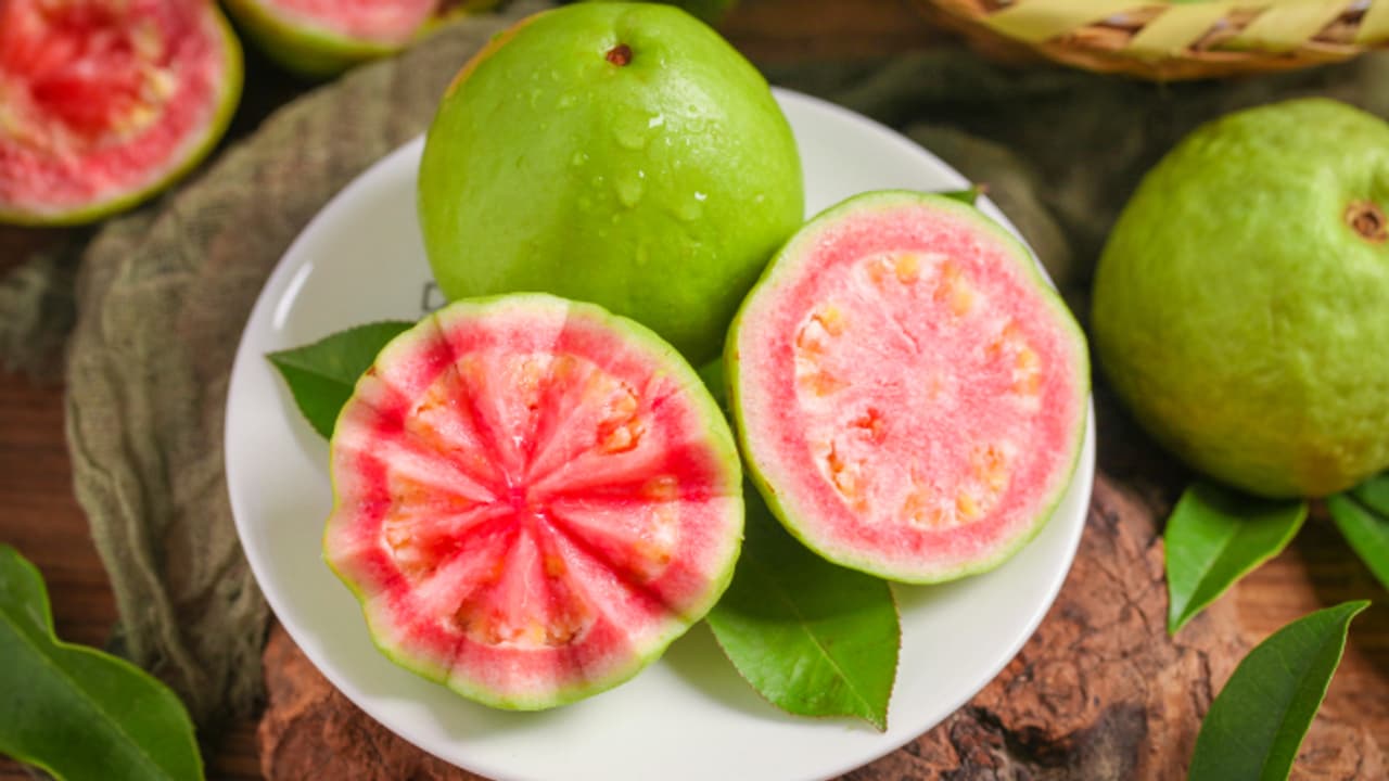 ദിവസവും ഒരു പേരയ്ക്ക വീതം കഴിക്കൂ, അറിയാം അഞ്ച് ഗുണങ്ങള് ദിവസവും ഒരു പേരയ്ക്ക വീതം കഴിക്കൂ, അറിയാം അഞ്ച് ഗുണങ്ങള്