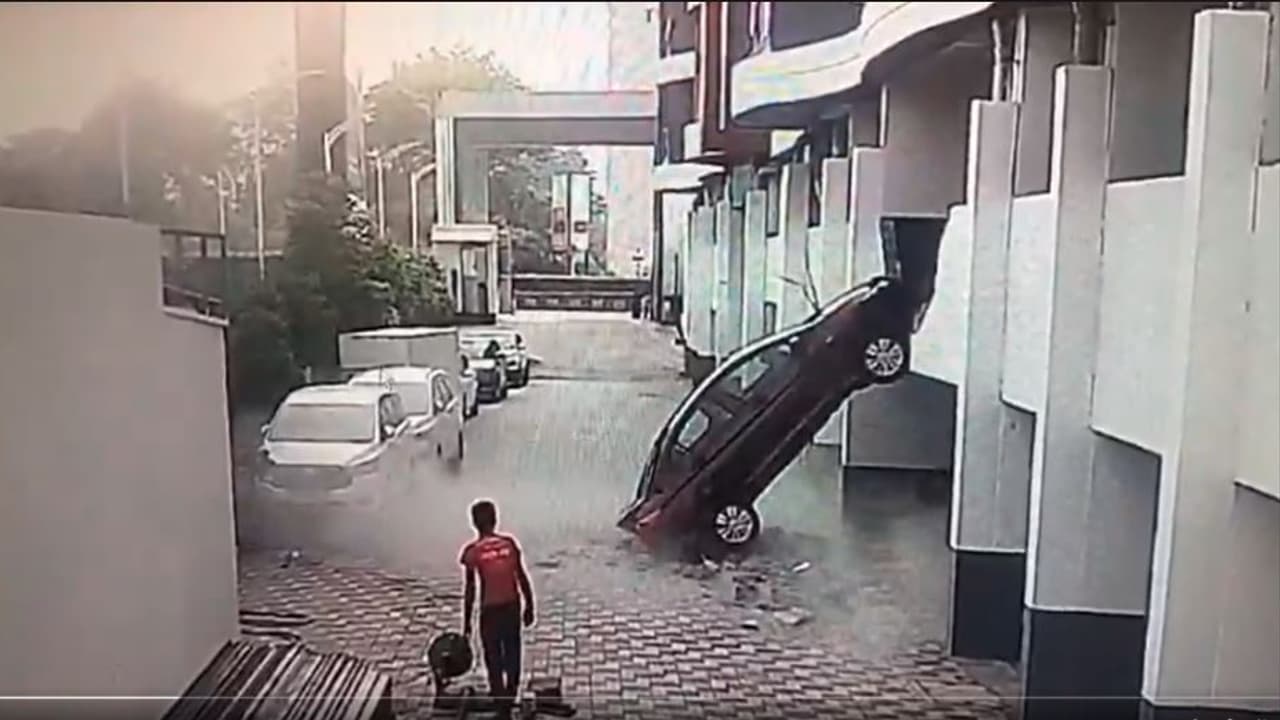 ರಿವರ್ಸ್ ವೇಳೆ ಪಾರ್ಕಿಂಗ್ ಏರಿಯಾದ ಮೊದಲನೇ ಮಹಡಿಯಿಂದ ಬಿದ್ದ ಕಾರು: ವೀಡಿಯೋ ವೈರಲ್