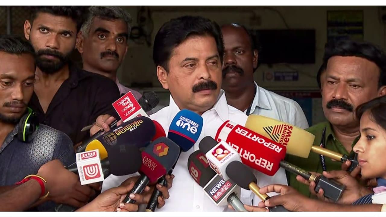 ബ്രൂവറി: 'കിൻഫ്രയ്ക്ക് നൽകിയ വെള്ളം പങ്കിടുന്നതിൽ തെറ്റില്ല': ന്യായീകരിച്ച് മന്ത്രി റോഷി അഗസ്റ്റിൻ ബ്രൂവറി: 'കിൻഫ്രയ്ക്ക് നൽകിയ വെള്ളം പങ്കിടുന്നതിൽ തെറ്റില്ല': ന്യായീകരിച്ച് മന്ത്രി റോഷി അഗസ്റ്റിൻ