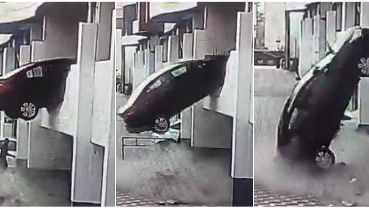 അബദ്ധത്തിൽ ഇട്ടത് റിവേഴ്സ് ഗിയർ, ഞെട്ടിക്കുന്ന വീഡിയോ പുറത്ത്; ഒന്നാം നിലയിൽ നിന്ന് കാർ താഴേക്ക് പതിച്ചു അബദ്ധത്തിൽ ഇട്ടത് റിവേഴ്സ് ഗിയർ, ഞെട്ടിക്കുന്ന വീഡിയോ പുറത്ത്; ഒന്നാം നിലയിൽ നിന്ന് കാർ താഴേക്ക് പതിച്ചു