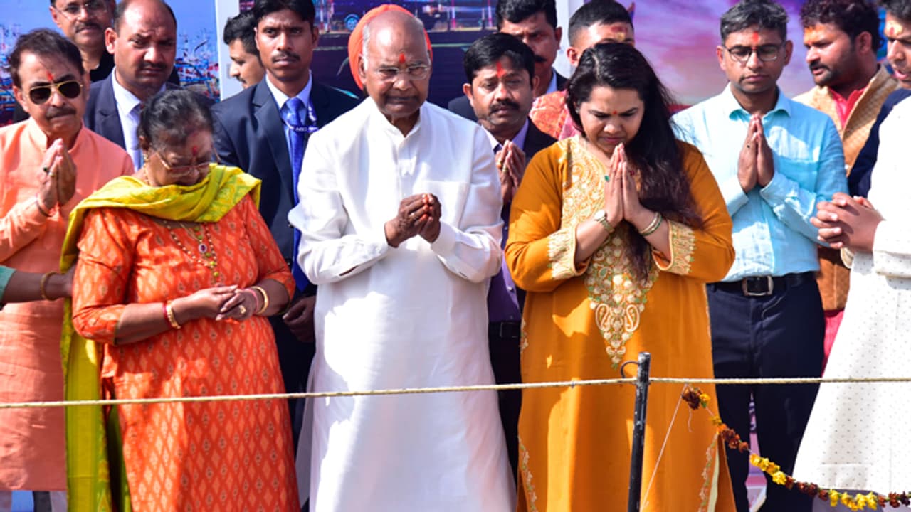 అదానీ నుండి సుధామూర్తి వరకు ... కుంభమేళాలో గంగాస్నానం చేసిన ప్రముఖులు వీరే అదానీ నుండి సుధామూర్తి వరకు ... కుంభమేళాలో గంగాస్నానం చేసిన ప్రముఖులు వీరే