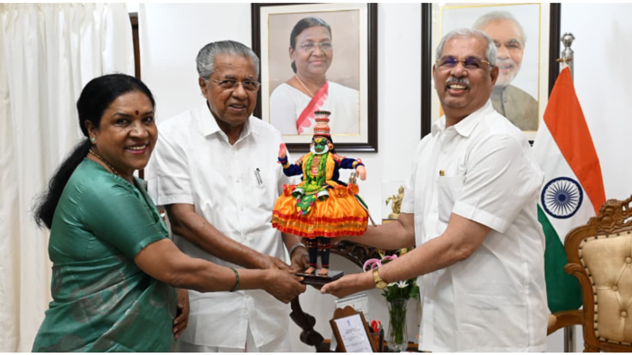 രാജ്ഭവനിൽ നടക്കാൻ പറ്റിയ അന്തരീക്ഷമാണല്ലോയെന്ന് മുഖ്യമന്ത്രി! എങ്കിൽ പ്രഭാത സവാരിക്ക് പോന്നോളുവെന്ന് ഗവർണർ രാജ്ഭവനിൽ നടക്കാൻ പറ്റിയ അന്തരീക്ഷമാണല്ലോയെന്ന് മുഖ്യമന്ത്രി! എങ്കിൽ പ്രഭാത സവാരിക്ക് പോന്നോളുവെന്ന് ഗവർണർ