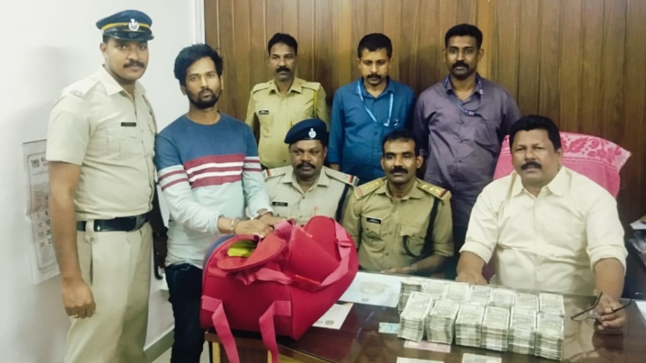 തിരുവല്ലയിലെത്തിയ ലോക് മാന്യതിലക് എക്സ്പ്രസിൽ ഒരു യുവാവ്, ബാഗിൽ 32 ലക്ഷം രൂപ; പരിശോധനയിൽ കുടുങ്ങി, അറസ്റ്റിൽ തിരുവല്ലയിലെത്തിയ ലോക് മാന്യതിലക് എക്സ്പ്രസിൽ ഒരു യുവാവ്, ബാഗിൽ 32 ലക്ഷം രൂപ; പരിശോധനയിൽ കുടുങ്ങി, അറസ്റ്റിൽ