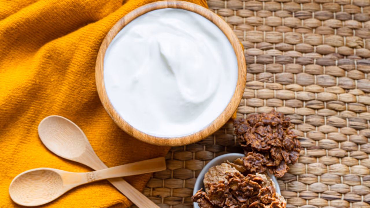 തൈരിനൊപ്പം ഈ ഭക്ഷണങ്ങള് കഴിക്കുന്നത് കുടലിന്റെ ആരോഗ്യം മോശമാക്കും തൈരിനൊപ്പം ഈ ഭക്ഷണങ്ങള് കഴിക്കുന്നത് കുടലിന്റെ ആരോഗ്യം മോശമാക്കും