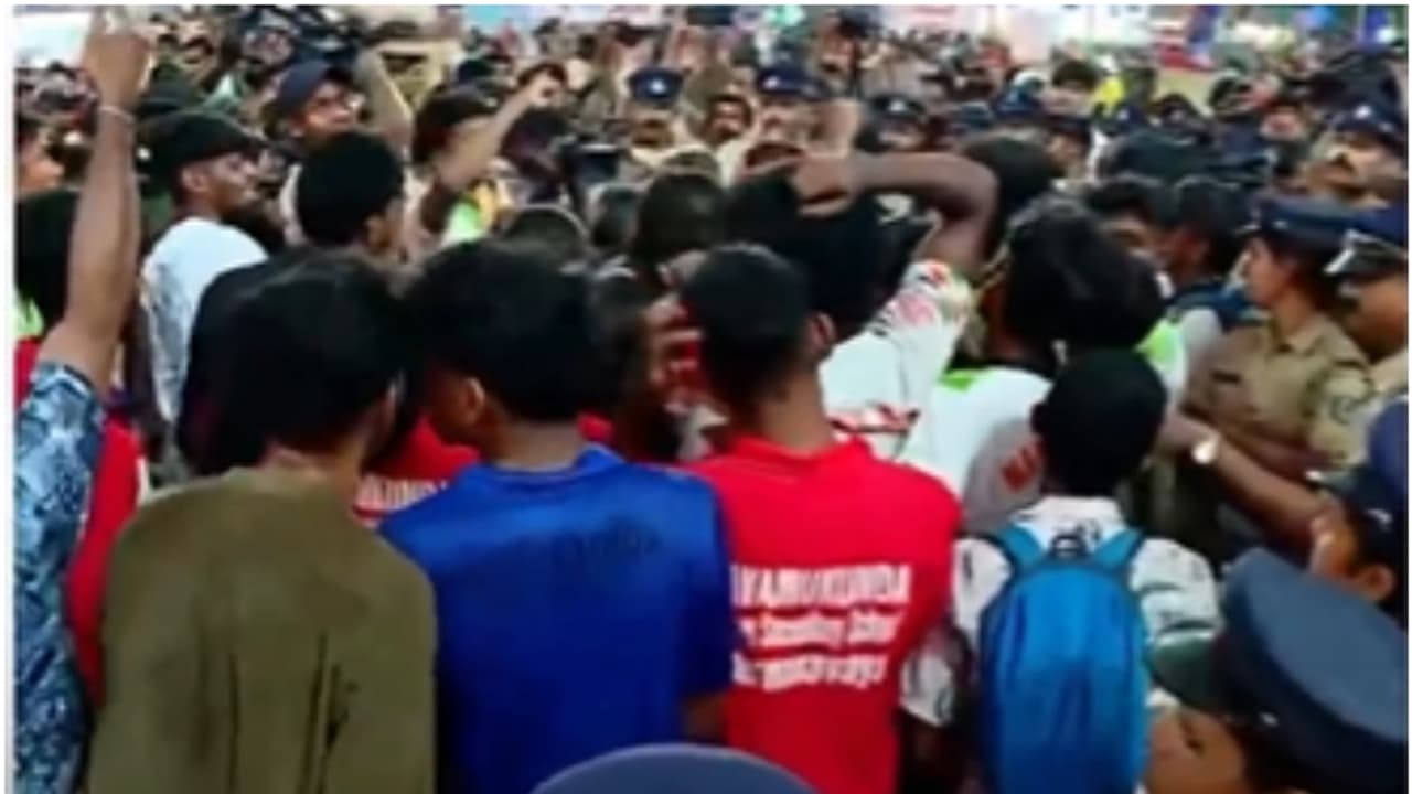 നാവാമുകുന്ദക്കും മാർ ബേസിലിനും ആശ്വാസം, കായികമേളയിലെ വിലക്ക് പിൻവലിച്ചു; അധ്യാപകർക്കെതിരായ നടപടി തുടരും നാവാമുകുന്ദക്കും മാർ ബേസിലിനും ആശ്വാസം, കായികമേളയിലെ വിലക്ക് പിൻവലിച്ചു; അധ്യാപകർക്കെതിരായ നടപടി തുടരും