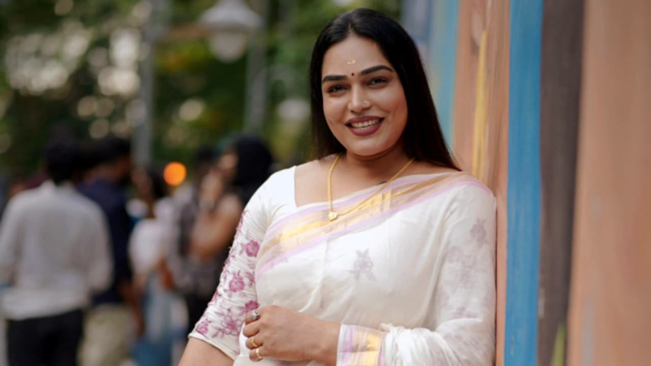 കല്യാണവും കഴിച്ച് കുട്ടിയേയും ഉണ്ടാക്കി സാരി ചുറ്റി കോപ്രായം കാണിക്കുന്നവരോട് പുച്ഛം; പോസ്റ്റുമായി സീമ വിനീത് കല്യാണവും കഴിച്ച് കുട്ടിയേയും ഉണ്ടാക്കി സാരി ചുറ്റി കോപ്രായം കാണിക്കുന്നവരോട് പുച്ഛം; പോസ്റ്റുമായി സീമ വിനീത്