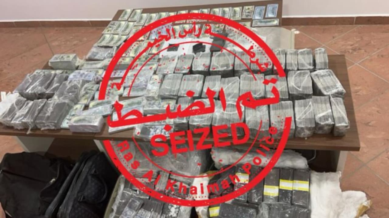 രഹസ്യ വിവരത്തെ തുടർന്ന് പ്രത്യേക സംഘത്തിന്റെ അന്വേഷണം, 3 പേർ അറസ്റ്റിൽ; 75 ലക്ഷം ഡോളർ വ്യാജ നോട്ട് പിടികൂടി രഹസ്യ വിവരത്തെ തുടർന്ന് പ്രത്യേക സംഘത്തിന്റെ അന്വേഷണം, 3 പേർ അറസ്റ്റിൽ; 75 ലക്ഷം ഡോളർ വ്യാജ നോട്ട് പിടികൂടി