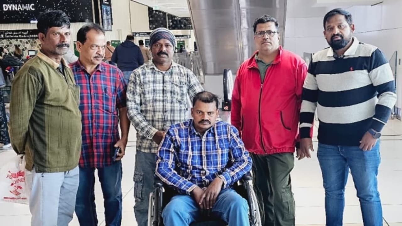 ജീവിതത്തിന്റെ മരുപ്പച്ച തേടി നാടുവിട്ടിട്ട് 17 വർഷം, തളർന്ന ശരീരവുമായി മടക്കം; തുണയായത് സാമൂഹിക പ്രവർത്തകർ ജീവിതത്തിന്റെ മരുപ്പച്ച തേടി നാടുവിട്ടിട്ട് 17 വർഷം, തളർന്ന ശരീരവുമായി മടക്കം; തുണയായത് സാമൂഹിക പ്രവർത്തകർ