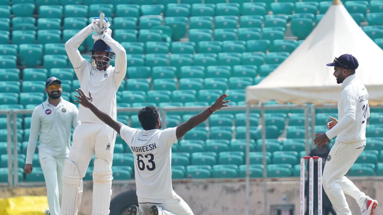 രഞ്ജി ട്രോഫി: വാലറ്റം പൊരുതി; കേരളത്തിനെതിരെ ജമ്മു കശ്മീരിന് ഭേദപ്പെട്ട സ്കോർ, നിധീഷ് എം ഡിക്ക് ആറ് വിക്കറ്റ് രഞ്ജി ട്രോഫി: വാലറ്റം പൊരുതി; കേരളത്തിനെതിരെ ജമ്മു കശ്മീരിന് ഭേദപ്പെട്ട സ്കോർ, നിധീഷ് എം ഡിക്ക് ആറ് വിക്കറ്റ്