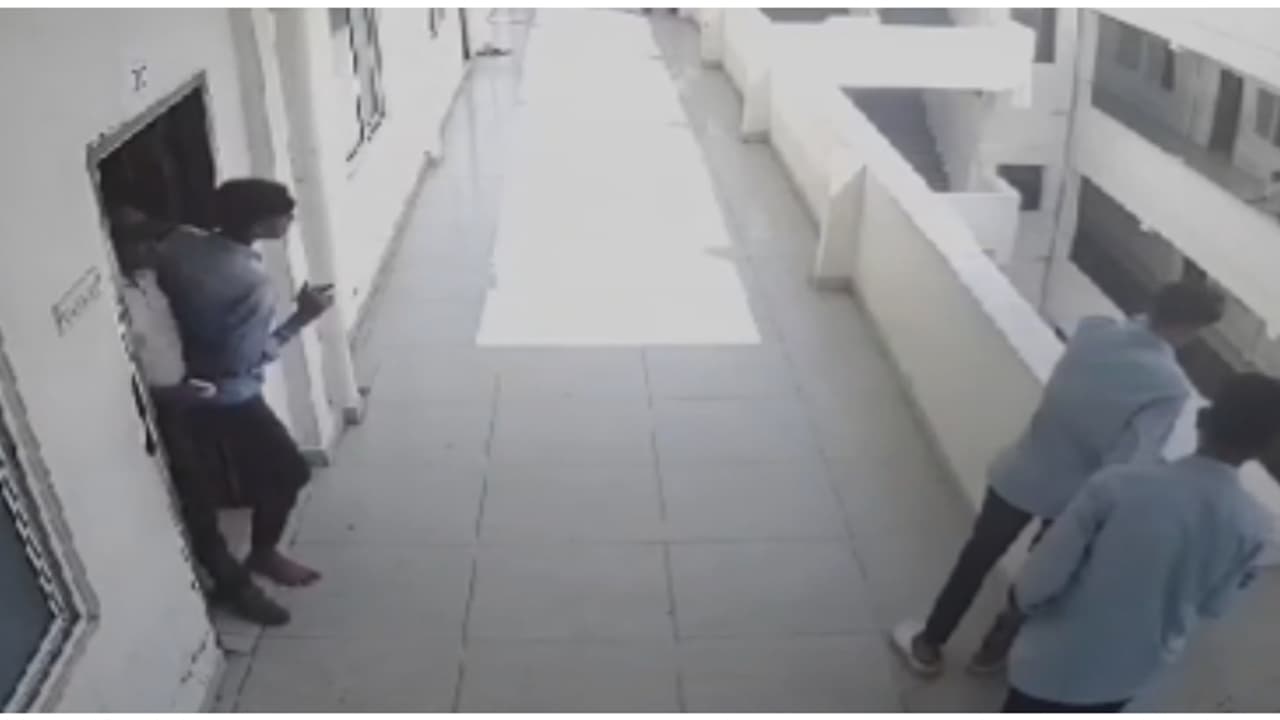 ക്ലാസിൽ നിന്ന് വേഗത്തിൽ ഇറങ്ങി, വിദ്യാ‍ർത്ഥി മൂന്നാം നിലയിൽ നിന്ന് ചാടി മരിച്ചു; ദാരുണമായ സംഭവം ഹൈദരാബാദിൽ