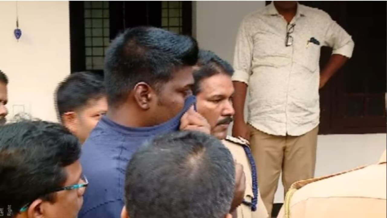 ഋതുവിനെ പുലർച്ചെ വീട്ടിലെത്തിച്ച് മിന്നൽ വേഗത്തിൽ തെളിവെടുപ്പ് പൂർത്തിയാക്കി പൊലീസ്; കുറ്റപത്രം ഒരു മാസത്തിനകം ഋതുവിനെ പുലർച്ചെ വീട്ടിലെത്തിച്ച് മിന്നൽ വേഗത്തിൽ തെളിവെടുപ്പ് പൂർത്തിയാക്കി പൊലീസ്; കുറ്റപത്രം ഒരു മാസത്തിനകം