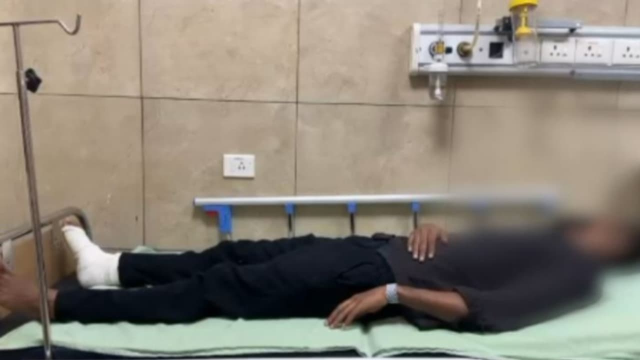 അപകടത്തിൽപ്പെട്ട വാഹനത്തിന്റെ ഫോട്ടോ എടുക്കാൻ പൊലീസ് സ്റ്റേഷനിൽ വന്നപ്പോൾ പിടിച്ചുവെച്ച് മർദിച്ചെന്ന് പരാതി അപകടത്തിൽപ്പെട്ട വാഹനത്തിന്റെ ഫോട്ടോ എടുക്കാൻ പൊലീസ് സ്റ്റേഷനിൽ വന്നപ്പോൾ പിടിച്ചുവെച്ച് മർദിച്ചെന്ന് പരാതി