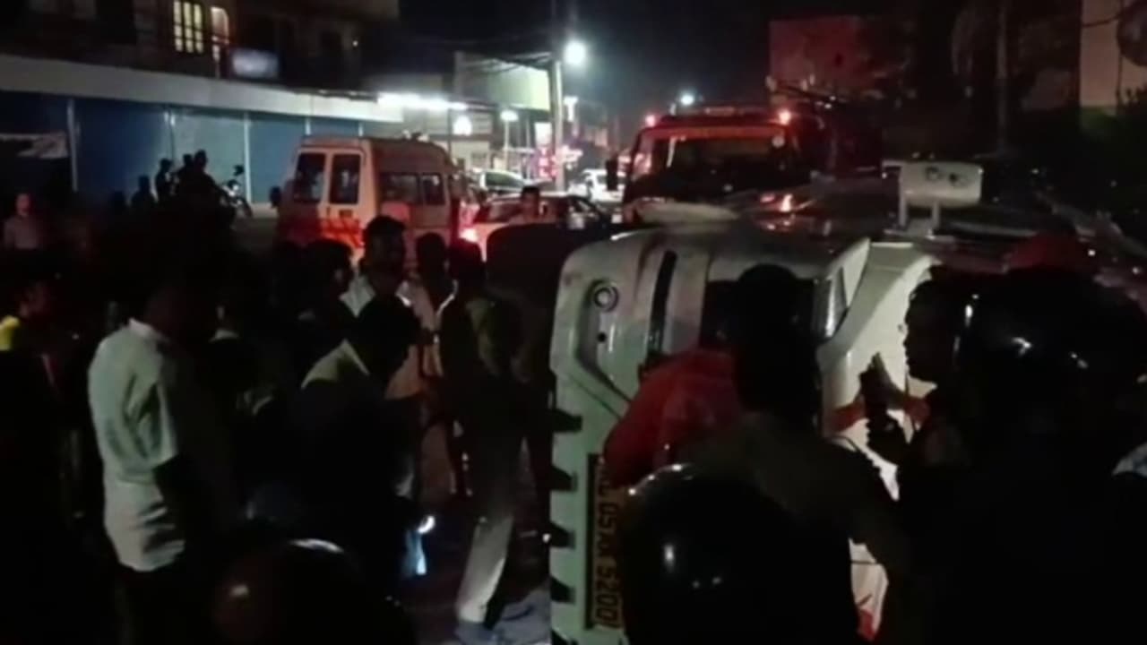 എറണാകുളം കടമറ്റത്ത് വാഹനാപകടം; ട്രാവലർ തലകീഴായി മറിഞ്ഞ് 10 പേർക്ക് പരിക്ക് എറണാകുളം കടമറ്റത്ത് വാഹനാപകടം; ട്രാവലർ തലകീഴായി മറിഞ്ഞ് 10 പേർക്ക് പരിക്ക്