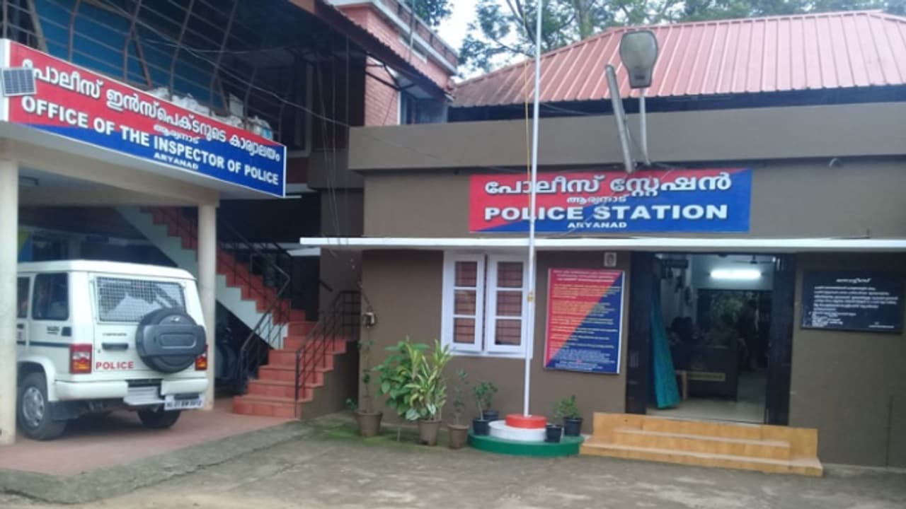 സ്വന്തം വീട്ടിൽ നിൽക്കുകയായിരുന്ന മകളെ നിരന്തരം ശല്യം ചെയ്ത പിതാവ് അറസ്റ്റില് സ്വന്തം വീട്ടിൽ നിൽക്കുകയായിരുന്ന മകളെ നിരന്തരം ശല്യം ചെയ്ത പിതാവ് അറസ്റ്റില്